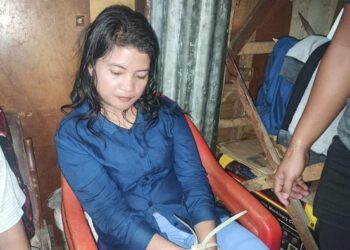 Siska (baju biru) saat diamankan polisi usai memotong penis selingkuhannya (Foto: Istimewa)