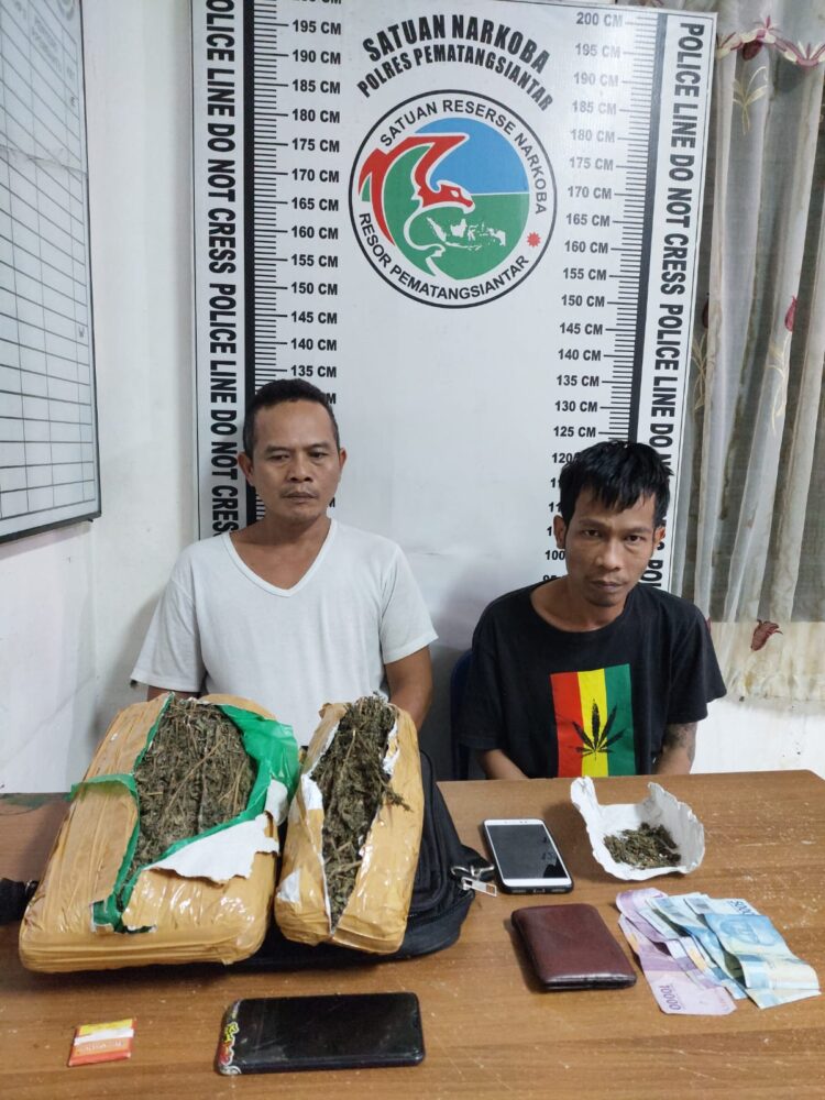Foto kedua pelaku dan barang bukti ganja yang diamankan Sat Narkoba Polres Siantar.