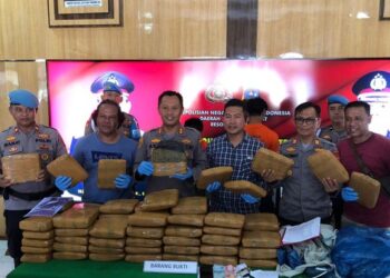 Foto: Tersangka dengan barang bukti yang diamankan oleh jajaran Tim Opsnal Mata Elang Satresnarkoba Polres Pariaman. (Istimewa).