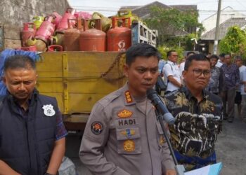 Kabid Humas Polda Sumut Kombes Pol Hadi Wahyudi saat ekspose kasus pengoplosan gas elpiji di Kota Medan. (Foto: iNews/Ahmad Ridwan Nasution)