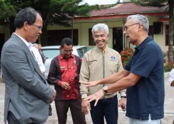 Bupati Humbahas, Dosmar Banjarnahor SE, bersama Dirjen Kekayaan Negara (KN) Kementerian Keuangan RI, Rionald Silaban, melihat secara langsung pelatihan pembelajaran matematika gasing lanjutan, Jumat (14/7/2023) lalu, di SMP Negeri 2 Doloksanggul.