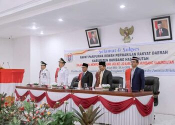 Bupati Humbahas, Dosmar Banjarnahor, SE dan Wakil Bupati, DR. Oloan Paniaran Nababan, SH, MH, saat menghadiri Rapat Paripurna DPRD Humbahas, dalam rangka peringatan HUT Kabupaten Humbahas ke-20, Jumat (28/7/2023), di Ruang Paripurna DPRD Humbahas.