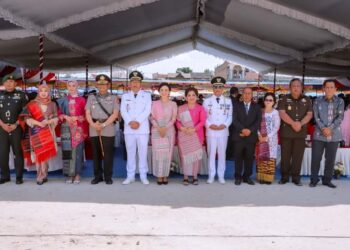Syukuran hari jadi Kabupaten Humbahas ke 20 dihadiri Bupati Humbahas, Dosmar Banjarnahor, SE, Wakil Bupati Humbahas, Oloan Paniaran Nababan SH MH, Ketua DPRD Humbahas, Ramses Lumbangaol, Kajari Humbahas, Anthony SH, Kapolres Humbahas, AKBP Hary Ardianto SIK, Dandim 0210/TU, Letkol Saiful Rizal, Ketua PN Tarutung, Hendra Hutabarat, SH, Sekda, Drs Tonny Sihombing, Ketua TP PKK, Ny Lidia Dosmar Banjarnahor, Wakil Ketua TP PKK, Ny Erma Oloan Paniaran Nababan dan ribuan elemen masyarakat yang datang dari berbagi kecamatan.