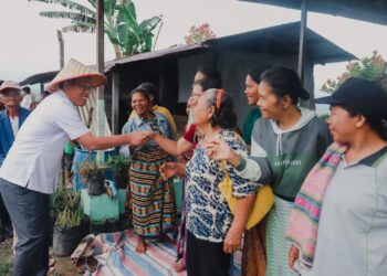 Bupati Humbahas, Dosmar Banjarnahor, SE, saat kunjungan kerja ke Desa Sionom Hudon Sibulbulon, Kecamatan Parlilitan, menemui petani dan masyarakat,  Jumat (7/7/2023), lalu.