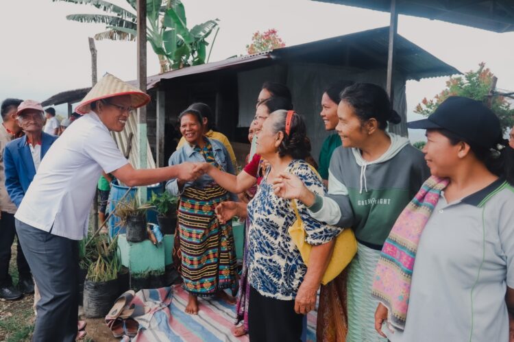 Bupati Humbahas, Dosmar Banjarnahor, SE, saat kunjungan kerja ke Desa Sionom Hudon Sibulbulon, Kecamatan Parlilitan, menemui petani dan masyarakat,  Jumat (7/7/2023), lalu.