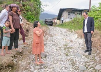 Bupati Humbahas, Dosmar Banjarnahor, SE, saat meninjau proyek pembangunan jalan Parbotihan (Kecamatan Onanganjang) - Pulo Godang - Temba (Kecamatan Pakkat), Rabu (5/7/2023), lalu.