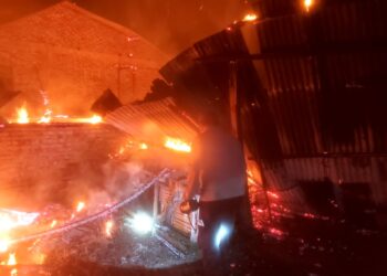Kobakaran api membakar 3 unit rumah di Jalan Kapten Martinus Lubis, Kelurahan Serbalawan, Kecamatan Dolok Batu Nanggar.