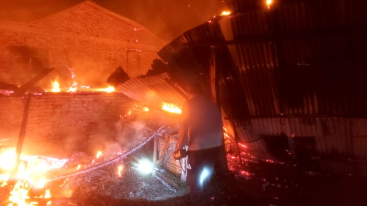 Kobakaran api membakar 3 unit rumah di Jalan Kapten Martinus Lubis, Kelurahan Serbalawan, Kecamatan Dolok Batu Nanggar.