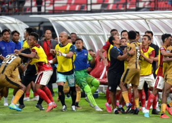 Sejumlah pesepak bola Bali United dan Dewa United terlibat kericuhan usai pertandingan BRI Liga 1 2023/2024 di Stadion Kapten I Wayan Dipta, Gianyar, Bali, Sabtu (29/7/2023). Bali United berhasil mengalahkan Dewa United dengan skor 3-1. ANTARA FOTO/Fikri Yusuf/nym.