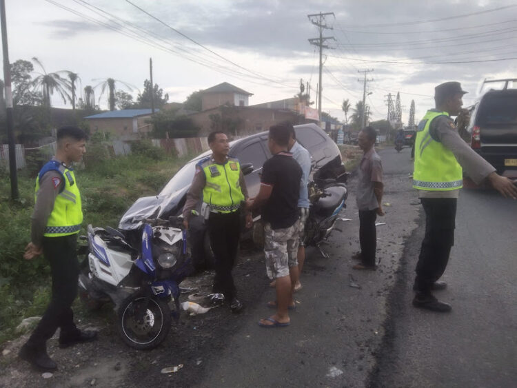 Petugas kepolisian saat melakukan olah TKP.