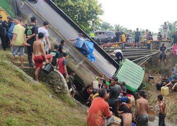 Truk pengangkut minyak goreng masuk ke dalam parit di Desa Payah Pasir, Kecamatan Sei Rampah, Kabupaten Serdanbedagai, Rabu (5/7/2023). Tribun Medan/Anugrah Nasution