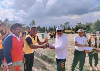 Foto penyerahan hadian kepada para juara.