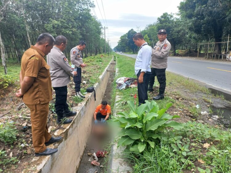 Petugas kepolisian saat melakukan olah TKP penemuan mayat laki-laki.