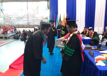 Rektor Universitas HKBP Nommensen Pematang Siantar (UHKBPNP), Dr Mukhtar B Panjaitan MPd, saat mewisuda salah seorang sarjana.