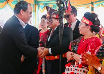 Bupati Humbahas, Dosmar Banjarnahor, saat hadiri doa syukuran keluarga besar Ompu Solam Nainggolan, di Huta Batuara Desa Hutajulu, Kecamatan Onanganjang, Kabupaten Humbang Hasundutan, Rabu (5/7/2023).