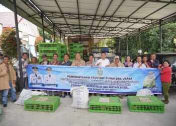 Bupati Pakpak Bharat, Franc Bernhard Tumanggor, serahkan bantuan ternak ayam kepada para Pelaku Usaha Ekonomi Produktif.