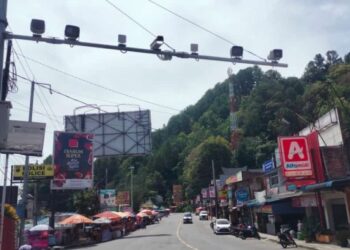 Direktorat Lalu lintas Mabes Polri memasang Electronic Traffic Law Enforcement (ETLE) atau Tilang Elekronik, di Gerbang Kota Touris Parapat, Kecamatan Girsang Sipangan Bolon, Kabupaten Simalungun.