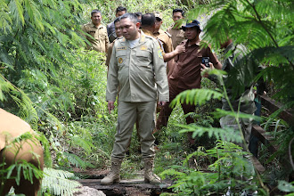 Bupati Pakpak Bharat, Franc Bernhard Tumanggor, saat  meninjau beberapa ruas jalan dan jembatan yang menjadi perioritas pembangunan Tahun Anggaran 2024 mendatang.