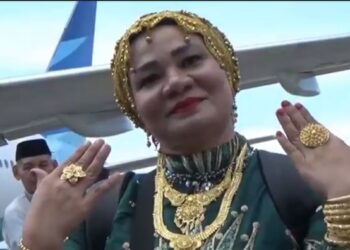 Viral ibu Hajah berkilau emas. (Foto: MPI)
