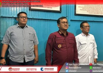 Kepala Divisi Pemasyarakatan Kantor Wilayah Kemenkumham Sumatera Utara, Rudi F. Sianturi, beserta dengan Tim Divisi Pas, disambut langsung oleh Pithra Jaya Saragih selaku Kalapas dan Pejabat Struktural beserta staf pengamanan.