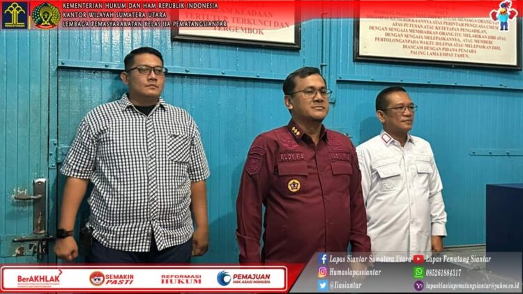 Kepala Divisi Pemasyarakatan Kantor Wilayah Kemenkumham Sumatera Utara, Rudi F. Sianturi, beserta dengan Tim Divisi Pas, disambut langsung oleh Pithra Jaya Saragih selaku Kalapas dan Pejabat Struktural beserta staf pengamanan.