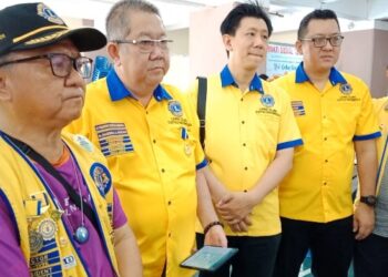 Johan Tjakra Surya, selaku Ketua Baksos Donor Darah, dr Suangma Siregar selaku Presiden Lions Club Pematang Siantar Merdeka, didampingi Muhtar, Sekretaris Lions Club Pematang Siantar Merdeka dan Kurniawan, Presiden Lions Club Siantar Merdeka Abadi serta pengurus lainnya saat memberikan keterangan kepada wartawan.