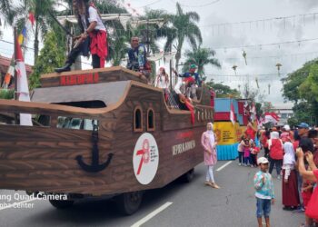 Meriahkan HUT RI Ke-78 di Siantar, PT.STTC membawa Tim Drumband  dan Mobil Hias "Kapal Bajak Laut".