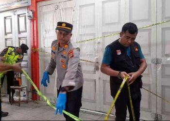 Polresta Banda Aceh dan Polsek Banda Raya memasang garis police line di lokasi penemuan mayat sepasang kekasih di Jalan Soekarno Hatta, Kota Banda Aceh. Foto/iNews TV/Syukri Syarifuddin