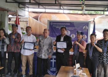 Acara diakhiri dengan pemberian piagam penghargaan kepada narasumber dan foto bersama.
