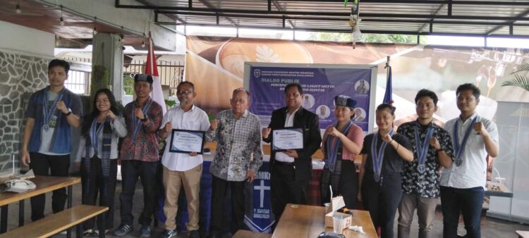 Acara diakhiri dengan pemberian piagam penghargaan kepada narasumber dan foto bersama.