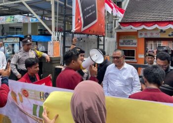 Foto: IMM Sumut menggelar demo di depan Kantor Bawaslu Sumut (Istimewa)