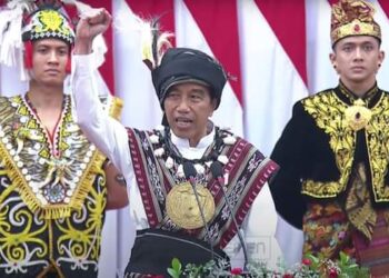 Presiden RI, Ir Joko Widodo  mengenakan baju adat Suku Tanimbar dari Maluku.