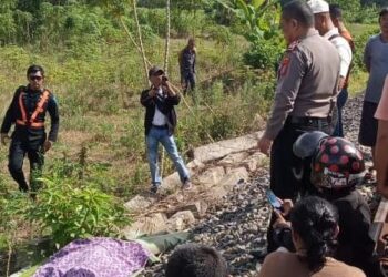 Petugas kepolisian saat turun ke lokasi kejadian.