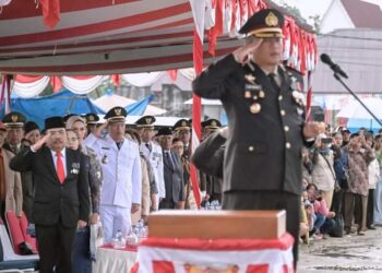 Kapolres Humbang Hasundutan (Humbahas), AKBP Hary Ardianto SIK, bertindak sebagai inspektur upacara.