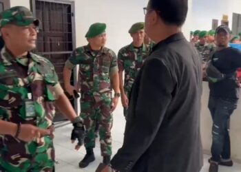 Foto: Sejumlah personel TNI datangi Polrestabes Medan (Istimewa)