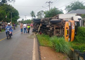 Foto: Truk tabrak warung, timpa pejalan kaki di Tapsel. (Foto: Istimewa)