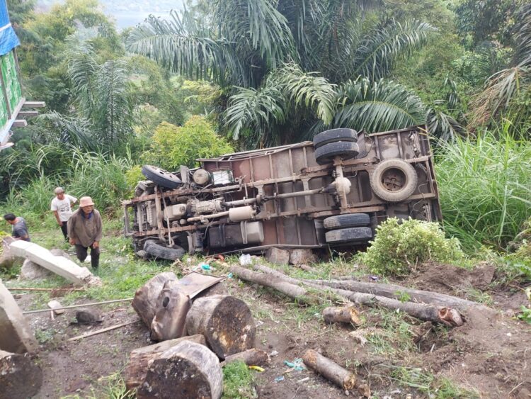 Sebuah mobil box dengan nomor polisi BK 8720 MN, terperosok ke dalam jurang tikungan, mengakibatkan satu rumah warga rusak, Kamis (10/8/2023).