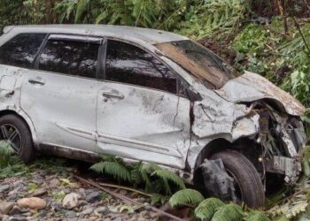 Satu unit mobil Avanza masuk jurang setelah ban mengalami selip di tikungan.