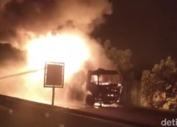 Truk tangki BBM Pertamina terbakar di Tol Belmera, Medan. (Foto: Istimewa)