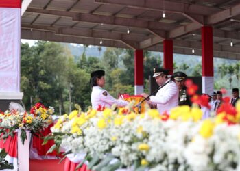 Bupati Pakpak Bharat, Franc Bernhard Tumanggor menyerahkan bendera merah putih untuk dikibarkan Paskibraka.