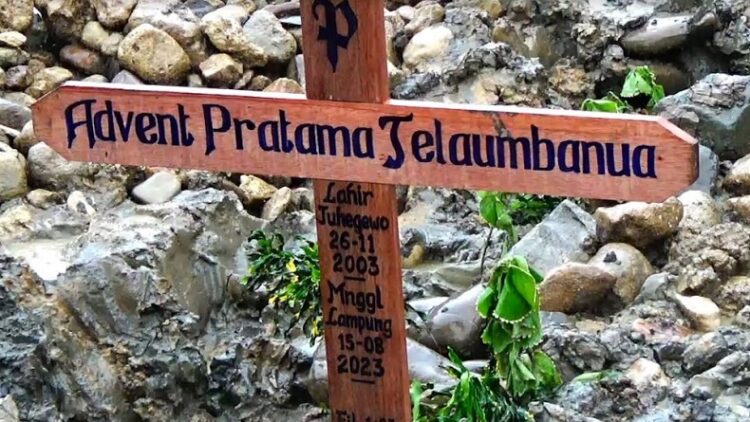 Makam Advent Pratama Telaumbanua, siswa SPN Polda Lampung di Desa Hilisao’oto, Kecamatan Sidua’ori, Kabupaten Nias Selatan. (Foto: MPI/Jonirman Tafonao)