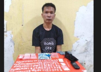 Rudi Syahputra(35) warga Desa Sei Apung Jaya, Kecamatan Tanjungbalai, Kabupaten Asahan diamankan Satres Narkoba Polres Asahan beserta barang bukti sabu 120 paket siap edar. TRIBUN MEDAN/ALIF ALQADRI HARAHAP