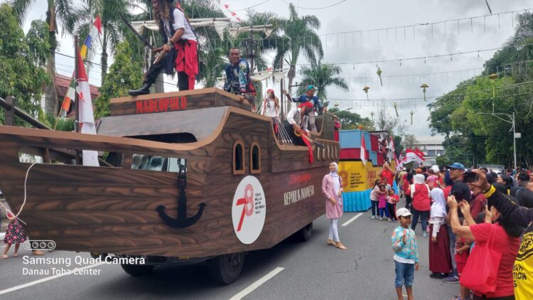 Meriahkan HUT RI Ke-78 di Siantar, PT.STTC membawa Tim Drumband  dan Mobil Hias "Kapal Bajak Laut".