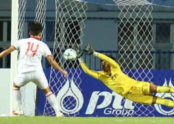 Kiper Timnas Indonesia U-23, Ernando Ari menggagalkan tendangan penalti striker Vietnam U-23, Nguyen Quoc Viet dalam laga final Piala AFF U-23 2023 di di Rayong Province Stadium, Thailand, Sabtu (26/8/2023) malam WIB. [Dok. Twitter/@TimnasIndonesia]