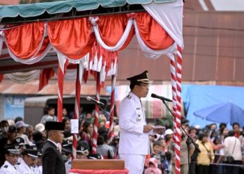 Bupati Humbang Hasundutan, Dosmar Banjarnahor, SE, saat menjadi Inspektur Upacara.
