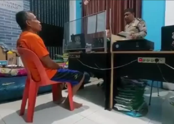 Pria berinisial AN (54) ditangkap Satreskrim Polres Tebing Tinggi, usai membacok istrik siri gara-gara menolak untuk diajak bersetubuh. Foto/iNews TV/Abdullah Sani Hasibuan