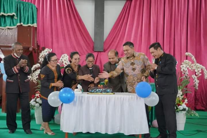 Bupati Pakpak Bharat, Franc Bernhard Tumanggor menghadiri perayaan HUT Gereja Kristen Protestan Pakpak Dairi di GKPPD Salak Kota, Jumat (25/08/2023).