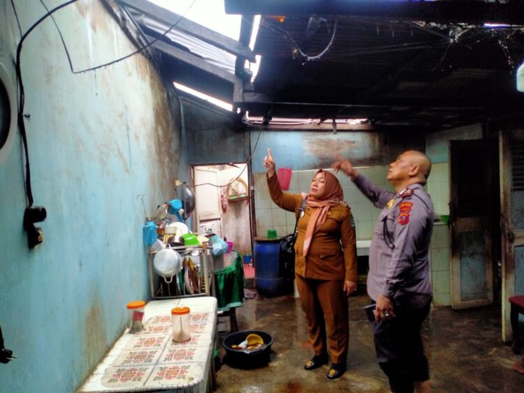 10 Rumah Rusak Parah Diterjang Angin Puting Beliung di Simalungun.