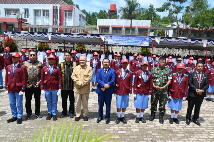 Foto bersama disela acara pengukuhan Anak Didik Baru Angkatan XII SMAN 2 Lintongnihuta Humbahas.