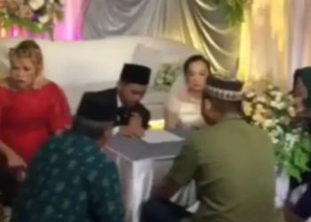 Viral pernikahan antara Mariana (41) dengan Kevin (16) itu di Desa Bekut, Kecamatan Tebas, Kabupaten Sambas, Kalimantan Barat viral di medsos. Foto/iNews TV/Uun Yuniar